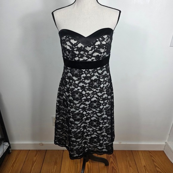 White House Black Market Dresses & Skirts - White House Black Market Black Lace NEW Sweetheart Neckline Midi Size 6
